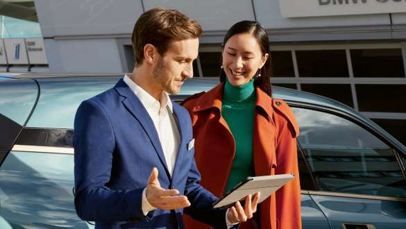 BMW Service Hub BMW Repair and Care BMW Repair and Care BMW Service Hub BMW service employee advises customer