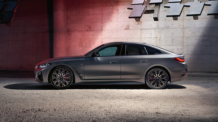 BMW M440i xDrive Gran Coupé G26 2021 Frozen Pure Grey metallic side view in front of wall