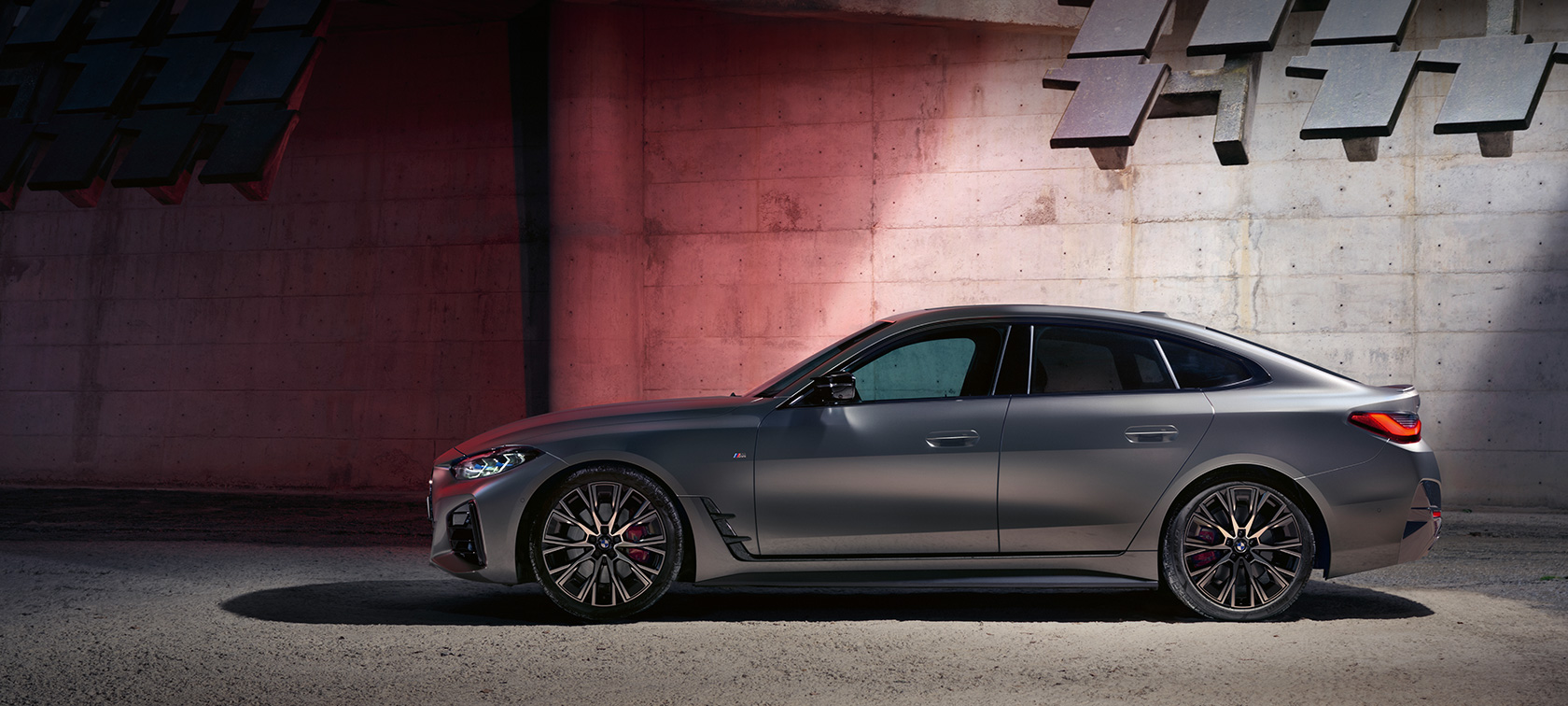 BMW M440i xDrive Gran Coupé G26 2021 BMW Individual Frozen Pure Grey metallic side view in front of wall 