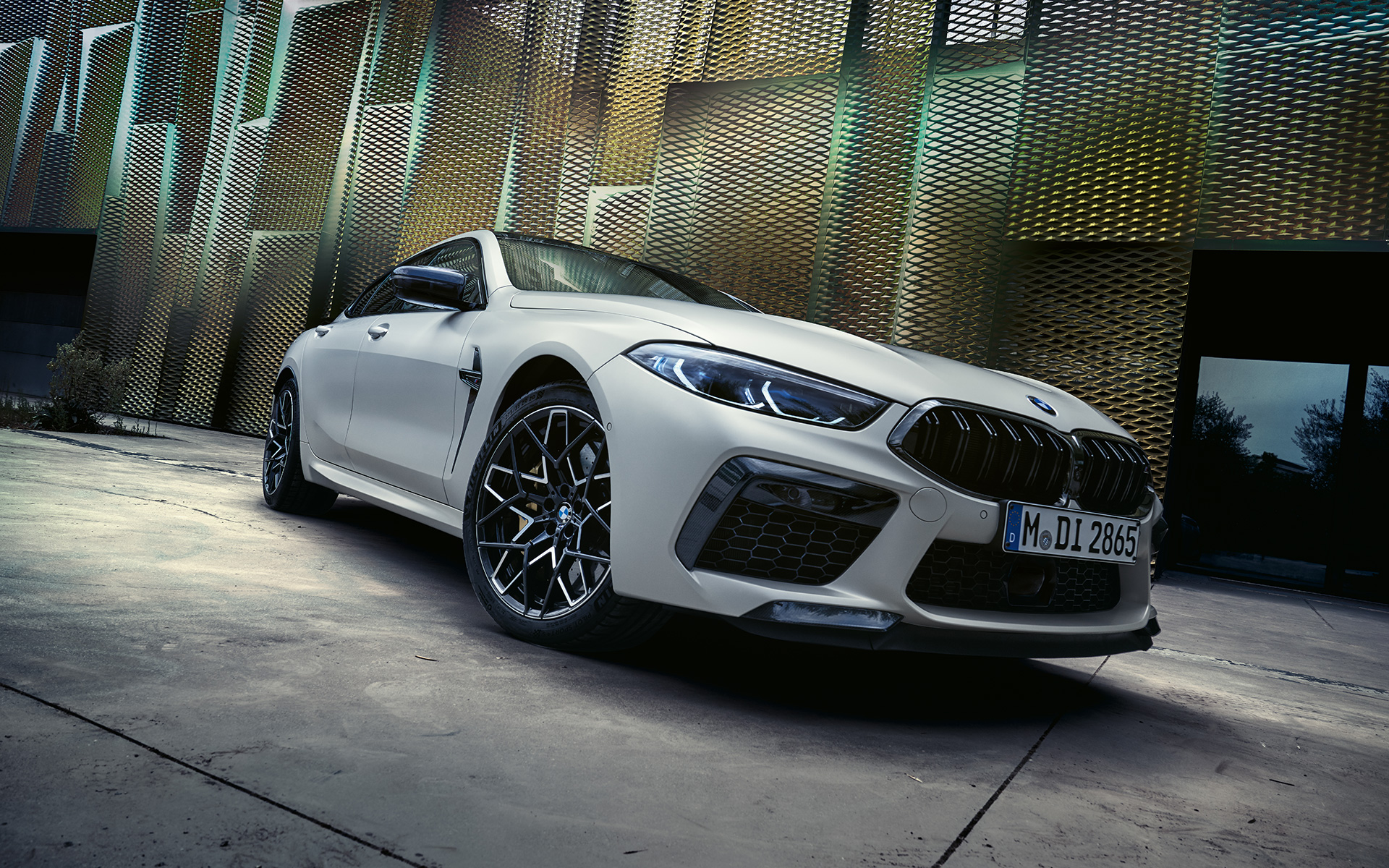 BMW M8 Competition Gran Coupé F93 LCI Facelift 2022 BMW Individual Frozen Brilliant White metallic three-quarter front view low-angle shot