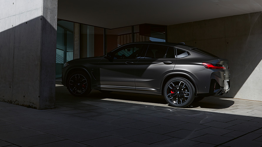 BMW X4 M40i G02 LCI 2021 Facelift side view half in the shade in front of a house entrance