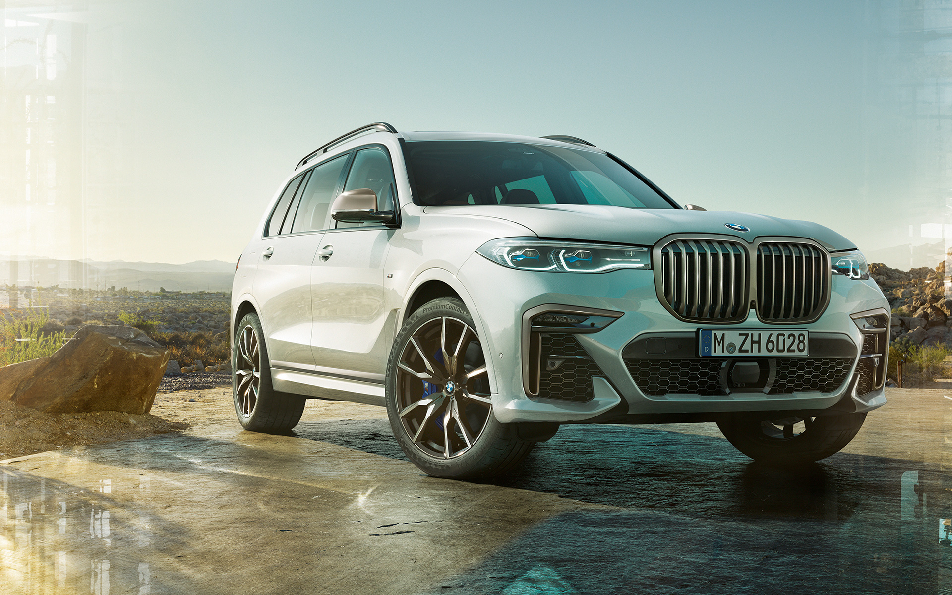 BMW X7 M50i G07 2019 Mineral White three-quarter front view standing in front of nature landscape