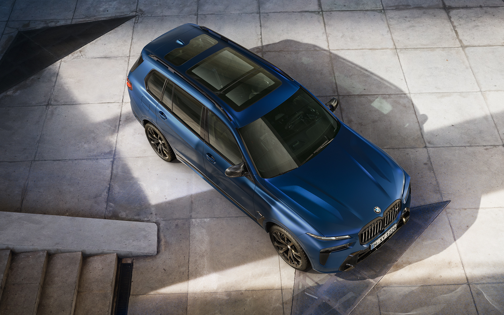 BMW X7 M60i xDrive G07 LCI Frozen Marina Bay Blue rear view driving